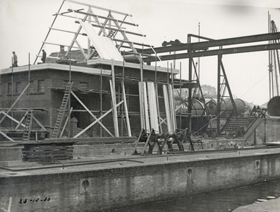 841758 Afbeelding van de bouw van het Vechtgemaal in de sluis in de Vecht te Muiden (provincie Noord-Holland).